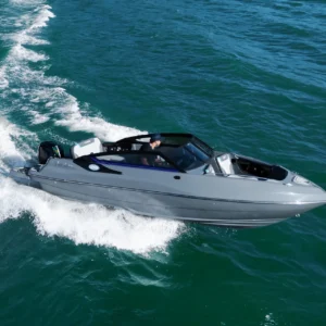 Lancha Focker 212 navegando