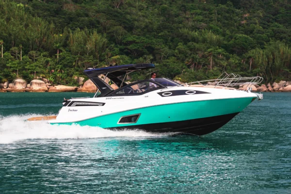 Lancha Focker 333 GT em navegação
